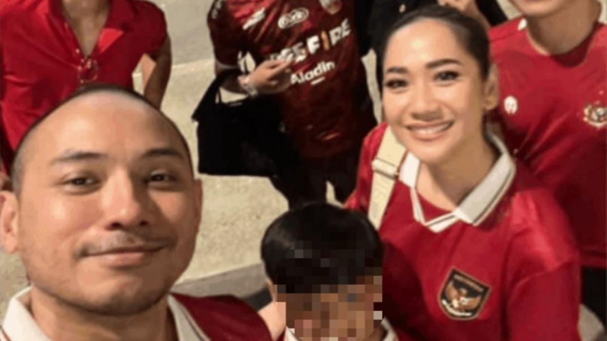 Potret Bunga Citra Lestari dan Tiko Aryawardhana nonton Timnas Indonesia vs Argentina di SUGBK. [Instagram/@tikotiki]