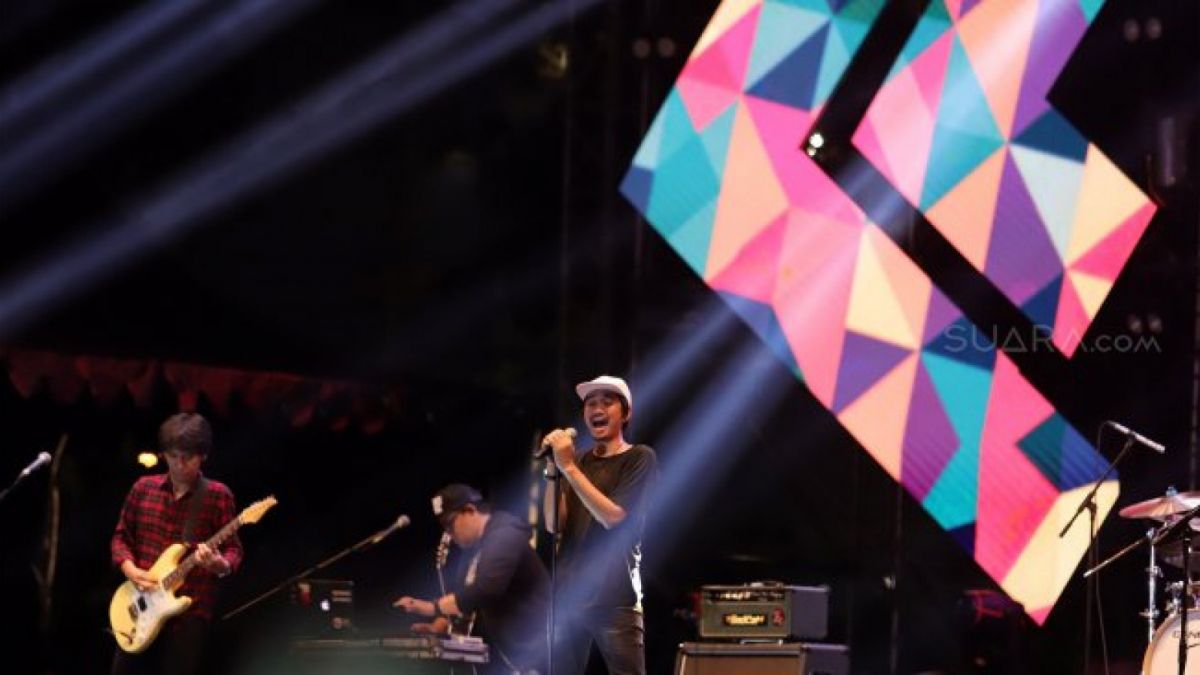 Potret Sheila On 7 sedang konser di acara 90's Festival di JIEXPO Kemayoran, Jakarta. [Suara.com/Angga Budhiyanto]