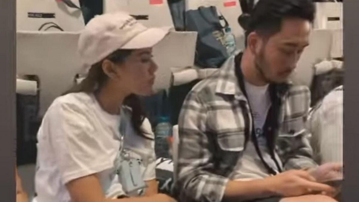 Syahnaz Sadiqah sedang mengintip isi handphone suami, Jeje Govinda di acara Lagi-lagi Tenis. [Instagram/@lambe__danu]