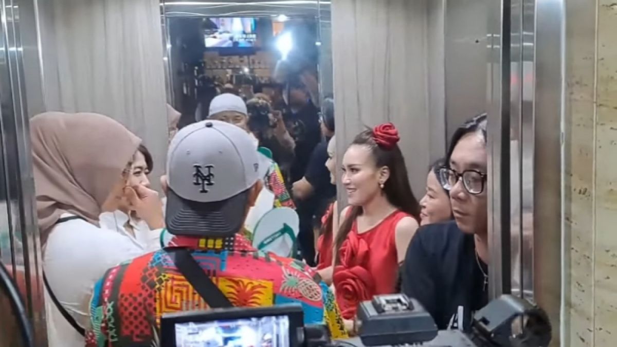 Ayu Ting Ting di dalam lift, dan menunjukkan ekspresi cueknya saat ditanya kasus Syahnaz dengan Rendy Kjaernett. [YouTube/Intens Investigasi]