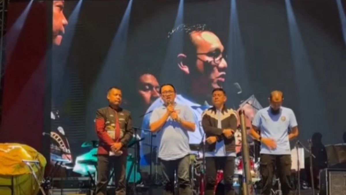 Mantan kapten Persib Bandung, Supardi Nasir dan CEO baru PSPS Pekanbaru di panggung utama HUT ke-239 Kota Pekanbaru. [Instagram/@kitapsps_]