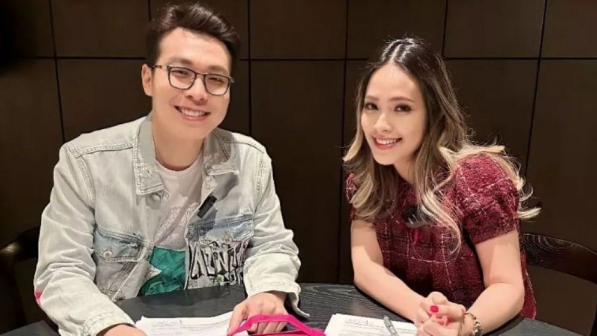 Potret Lady Nayoan teken kontrak bekerja di perusahaan dr. Richard Lee. [Instagram/@klinik_kecantikan_athena]