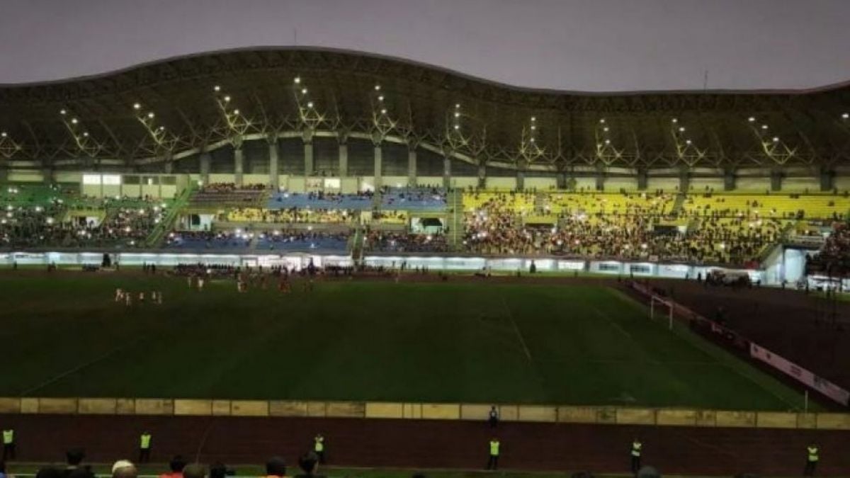 Pertandingan Persija Jakarta vs Ratchaburi FC sempat dihentikan karena lampu stadion Patriot Candrabhaga, Bekasi mati di pertengahan babak pertama, Minggu (25/6/2023). (Instagram @lambeturah_bola)