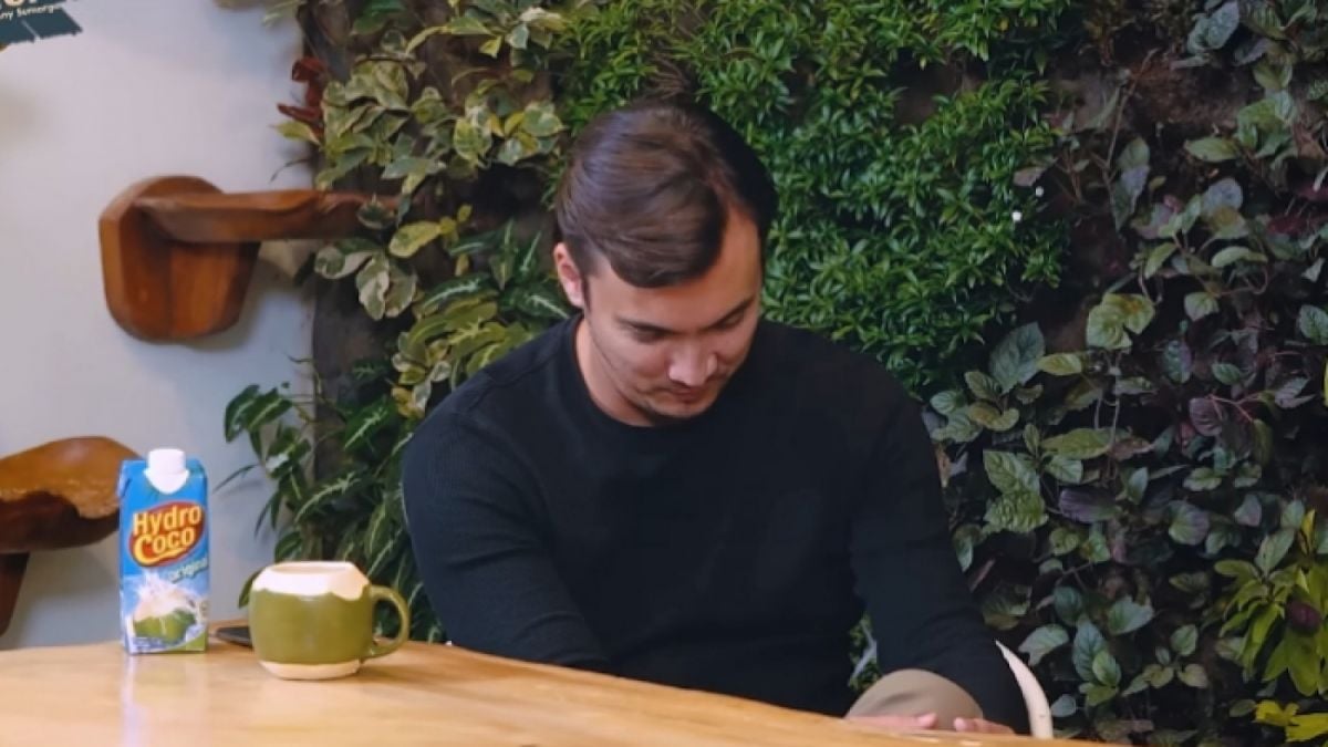 Sikap menundukkan kepala yang dilakukan Rendy Kjaernett saat mendengar Denny Sumargo kecewa terhadap perselingkuhan. [YouTube/CURHAT BANG Denny Sumargo]