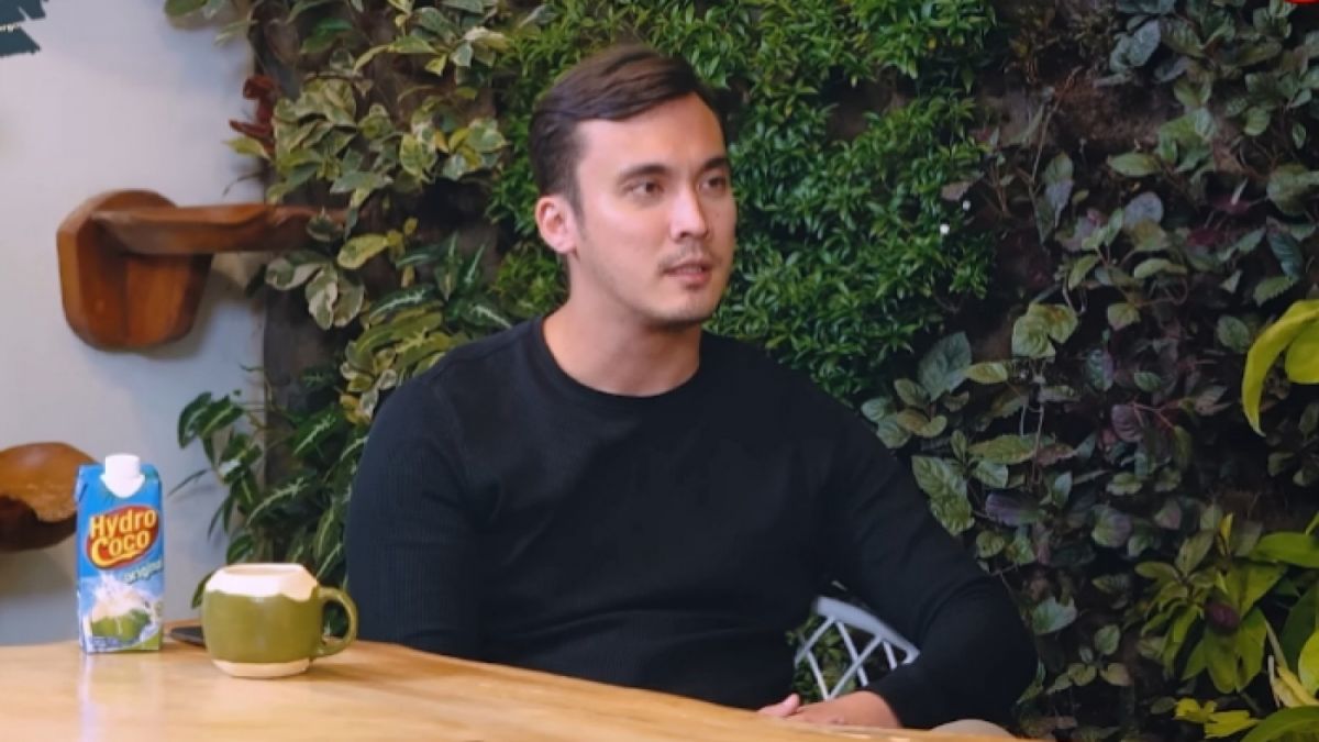 Rendy Kjaernett tampil di podcast YouTube milik Denny Sumargo. Membenarkan cerita Lady Nayoan dirinya sudah selingkuh dengan Syahnaz Sadiqah. [YouTube/CURHAT BANG Denny Sumargo]