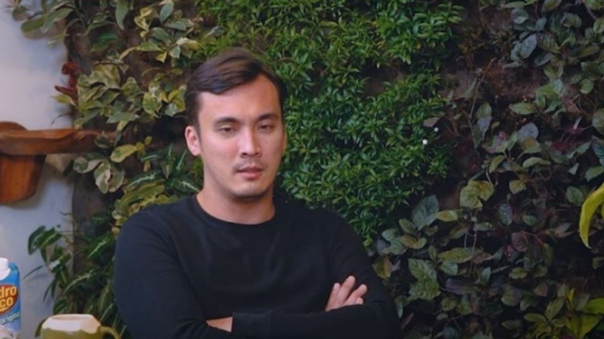 Rendy Kjaernett tampil di podcast Denny Sumargo, untuk klarifikasi perselingkuhan dengan Syahnaz Sadiqah. Menyebabkan istrinya, Lady Nayoan sakit hati. [YouTube/CURHAT BANG Denny Sumargo]