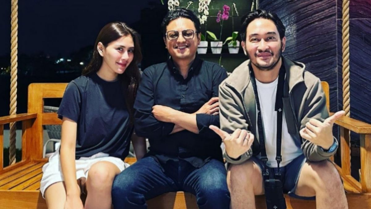 Ekspresi Syahnaz Sadiqah dan suami, Jeje Govinda terlihat ceria sehabis berbincang dengan Nanda Persada. [Instagram/@nandapersada]