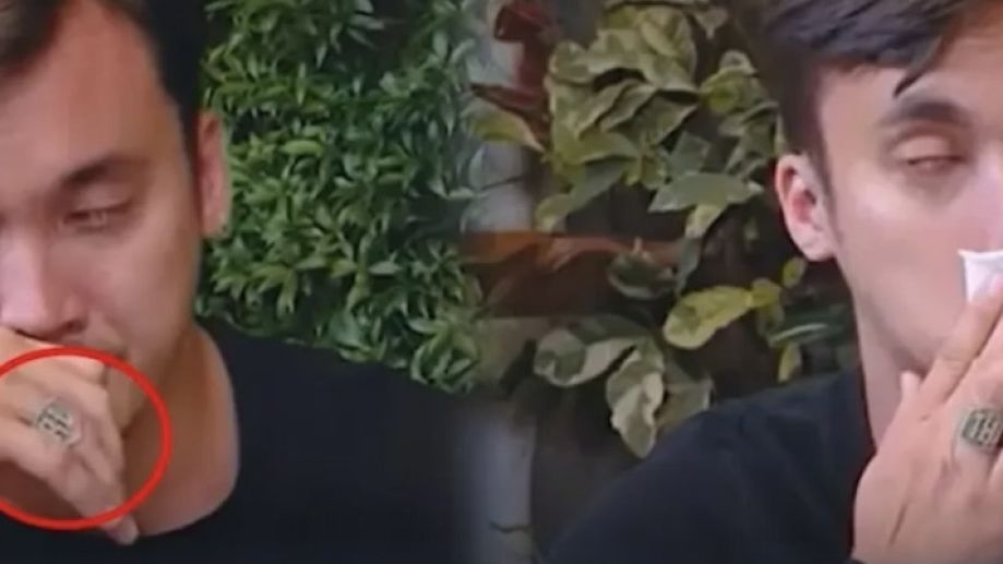 Potret cincin yang dipakai Rendy Kjaernett berinisial RL saat klarifikasi di podcast Denny Sumargo. [YouTube/CURHAT BANG Denny Sumargo]