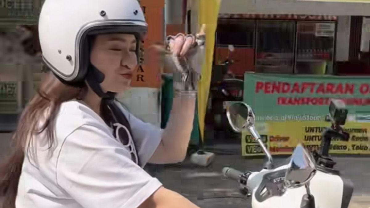 Potret Nathalie Holscher tampil bahagia sambil berpose saat naik vespa. [Instagram/@nathalieholscher]