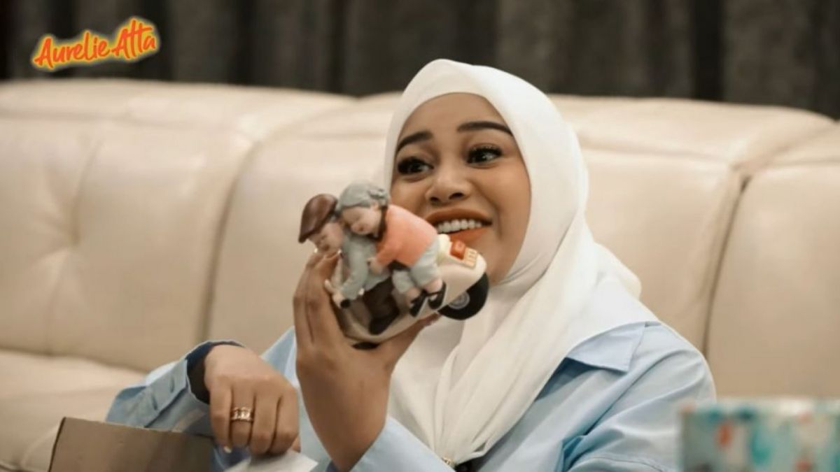 Momen Aurel Hermansyah buka kado ultah (YouTube/Aurelie Atta)