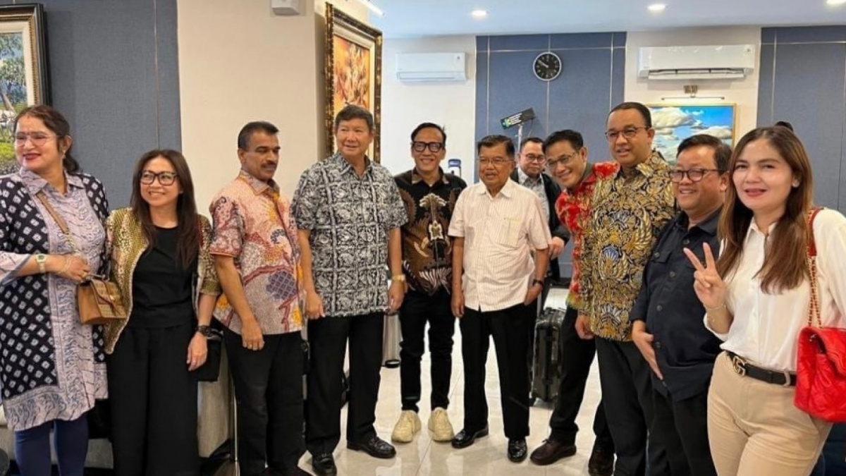 Rombongan pendukung bakal calon presiden (capres) Prabowo Subiato berfoto bersama rombongan pendukung bakal capres Anies Baswedan saat bertemu di Bandara Halim Perdanakusuma, Jakarta pada Jumat (18/8/2023). (Ist)