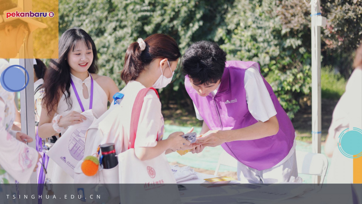 Foto mahasiswa di kampus Tsinghua University, Beijing.