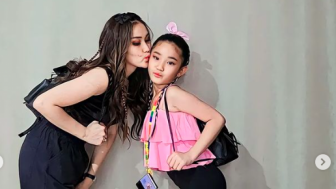 Histeris Ayu Ting Ting di Konser BLACKPINK saat Putrinya Dinotice Para Member, Jisoo dan Lisa Ngasih Ini