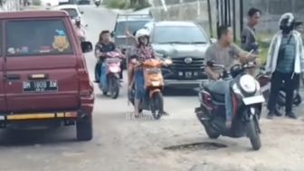 Jalan Berlubang di Kota Pekanbaru Makan Korban, Warganet: Pemerintah Mana Peduli!