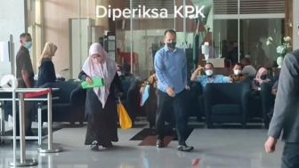 Bimsalabim! Istri Sekda Riau SF Hariyanto Mendadak Tampil SyariI Sederhana Ketika di KPK, Pencitraan Lagi?