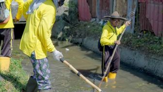 Dahsyat! Pasukan Kuning PUPR Pekanbaru Tetap Rutin Bersihkan Drainase Selama Ramadhan