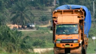 Ingat Mulai Pekan Ini Sopir Truk Besar Dilarang Masuk ke Jalan Kota Pekanbaru, Petugas Mulai Lakukan Penindakan