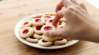 Ini Juga Kue Lebaran, Strawberry Thumbprint Cookies, Cara Buatnya Tak Perlu Cetakan