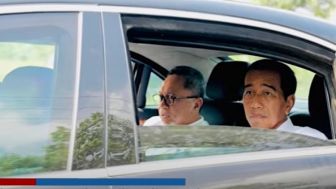 Wajah Merakyat itu Muram Lintasi Jalanan Rusak di Lampung, Jokowi Pilih Pakai Mobil Sedan sebagai Pembuktian