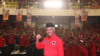 Kiper Timnas Indonesia Kurnia Meiga Terpaksa Jualan, Ganjar Pranowo yang Lagi 'Centil-centilnya' Pencitraan Kena Semprot Netizen