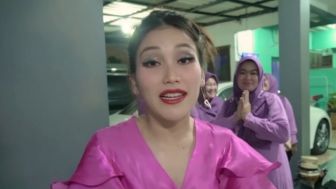 Surprise Ayu Ting Ting di Pesta Ulang Tahun Adiknya Pakai Kosidahan, Warganet: Keluarga yang Kompak