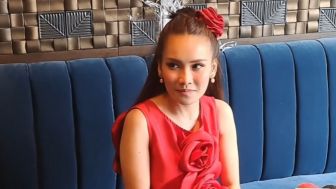 Ekspresi Ayu Ting Ting Sengaja Cuek saat Ditanya Kasus Syahnaz Selingkuh dengan Rendy Kjaernett