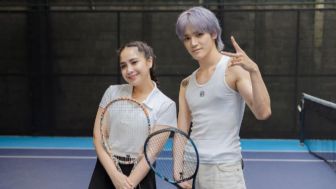 Ngakak, Warganet Iri Nagita Slavina Terus Ditatap Taeyong NCT saat Main Tenis Bareng