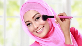 Saat Muslimah Tampil Cantik, 3 Langkah Tutorial Make Up Natural Ini Bisa Dicoba