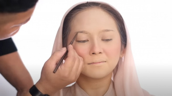 Tutorial Make up Wisuda Flawless Tetap Cetar, untuk Alis Jangan Blend dengan Menggunakan Angle Brush