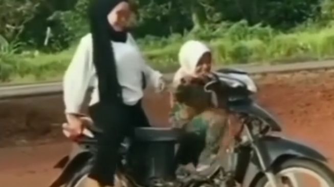 'Skill Dewa'! Bocil Ini Bikin Heran, Bawa Motor dengan Teknik Luar Biasa