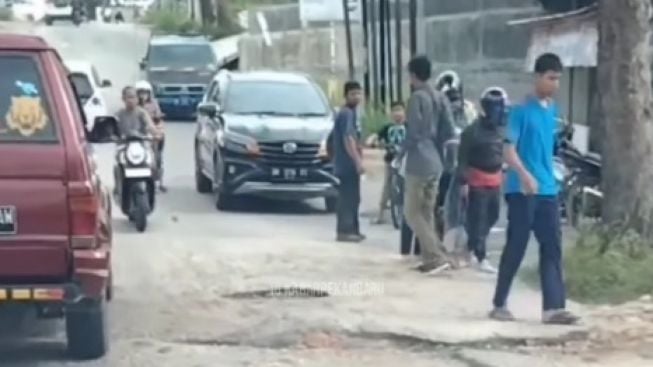 Banyak Jalan Berlubang di Kota Pekanbaru, Warganet Bandingkan dengan Anggaran Payung Elektrik