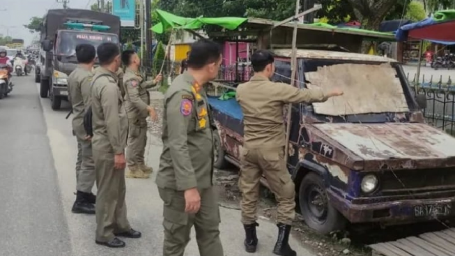 Bikin Macet Lalu Lintas, Satpol PP Pekanbaru Tertibkan PKL Pasar Jongkok di Jalan Soebrantas