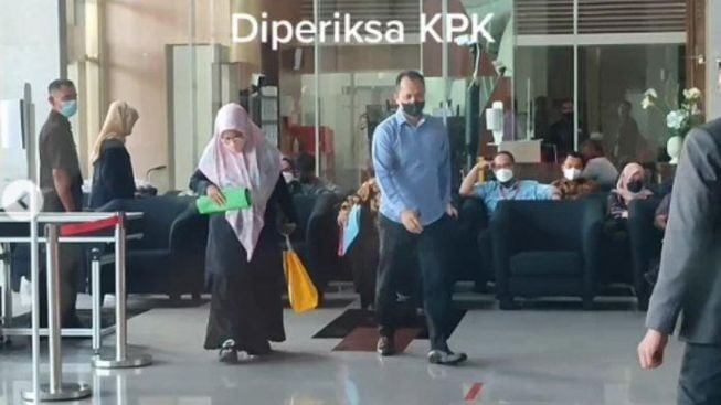 Bimsalabim! Istri Sekda Riau SF Hariyanto Mendadak Tampil SyariI Sederhana Ketika di KPK, Pencitraan Lagi?