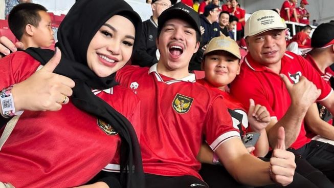 Merinding Saat Nyanyikan Indonesia Raya, Atta Halilintar dan Aurel Hermansyah Nonton Aksi Timnas Indonesia VS Argentina