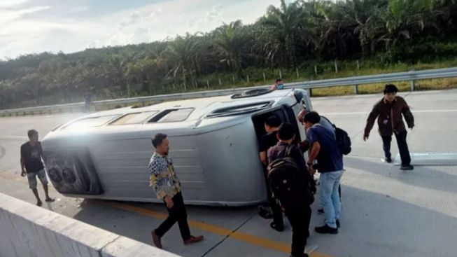 8 Dosen Universitas Pahlawan Jadi Korban Minibus Terguling di Tol Pekanbaru-Bangkinang