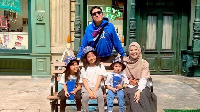 Usai Resmi Bercerai, Desta dan Natasha Rizky Liburan Bareng Bersama Anak-anaknya