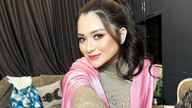 Pamer Mobil Sport Baru, Nathalie Holscher Unggah Vlog Perdananya Lepas Hijab
