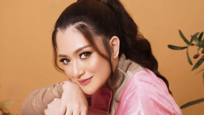 Nathalie Holscher Semakin Tampil Cantik usai Lepas Hijab, Netizen: Cantik Pakai Jilbab Mbak