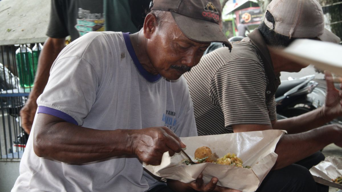 warga menikmati makan gratis [ponorogo.suara.com/dedi]
