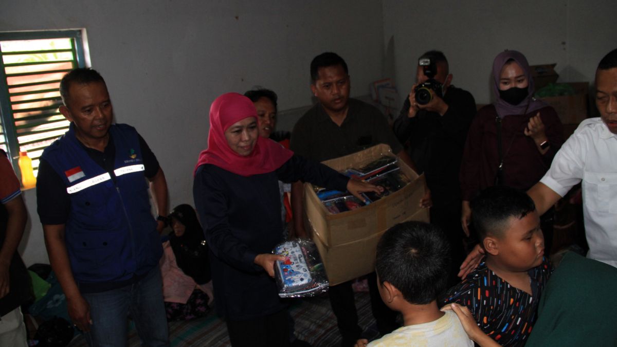 Gubernur Jatim membagikan hadian ke anak anak korban pengungsian [ponorogo.suara.com/dedi.s]