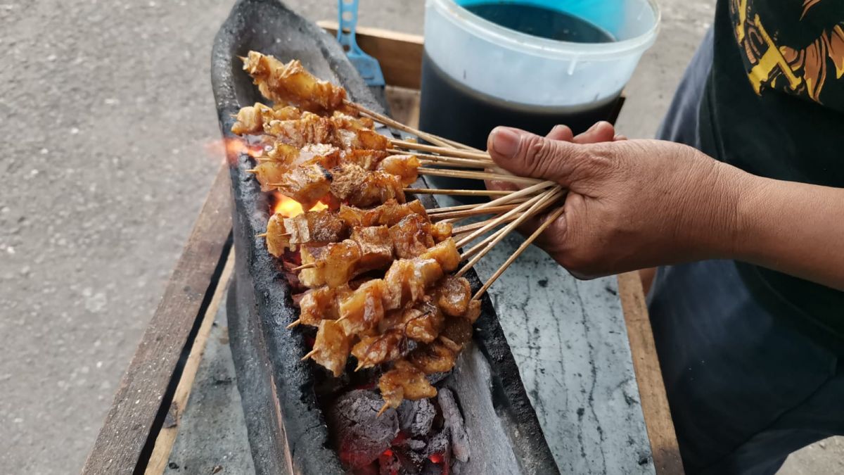 sate tahu dibakar di atas bara [ponorogo.suara.com/dedi.s]