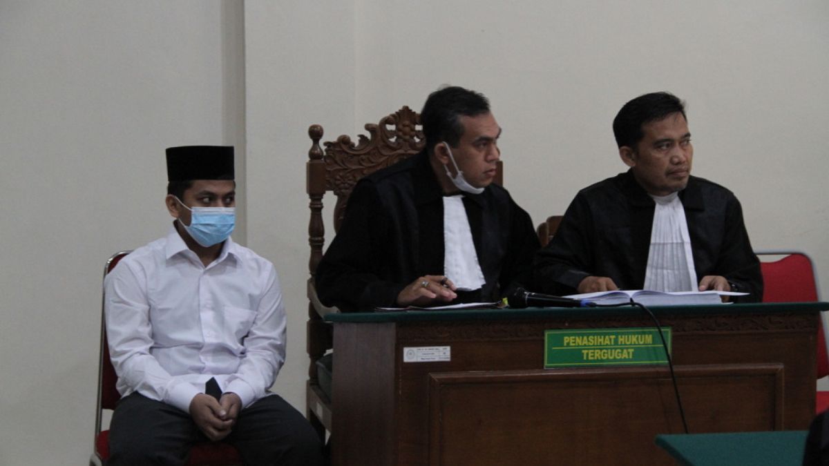 Terdakwa sedan mendengarkan saksi [ponorogo.suara.com/dedi.s]