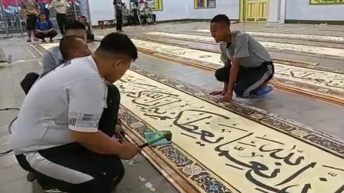 santri sedang membuat kaligrafi [ponorogo.suara.com/dedi.s]