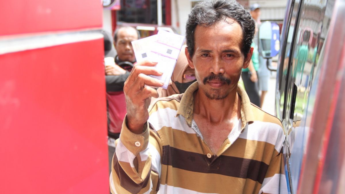 warga menukarkan uang [ponorogo.suara.com/dedy.s]