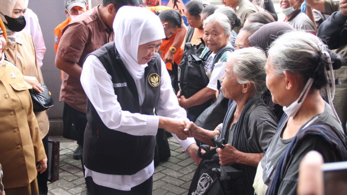 Khofifah Indar Parawansa santuni lansia [ponorogo.suara.com/dedy]