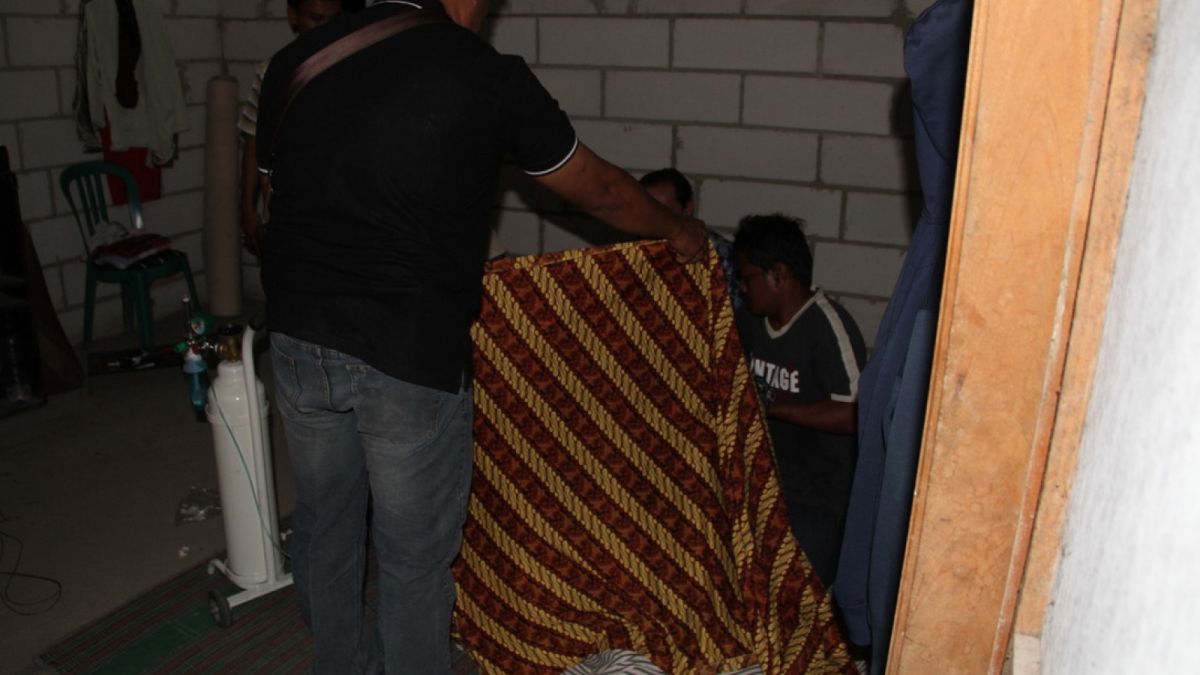 petugas memeriksa kesehatan korban [ponorogo.suara.com/dedy.s]