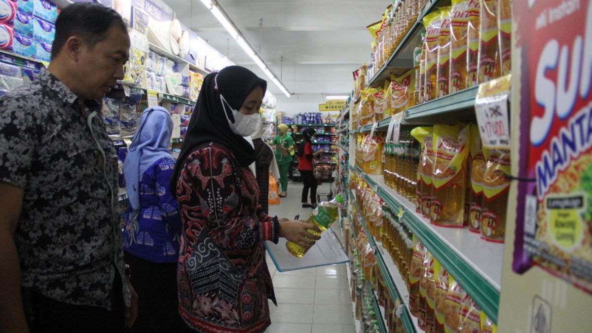 petugas periksa bahan makanan [ponorogo.suara.com/dedy.s]