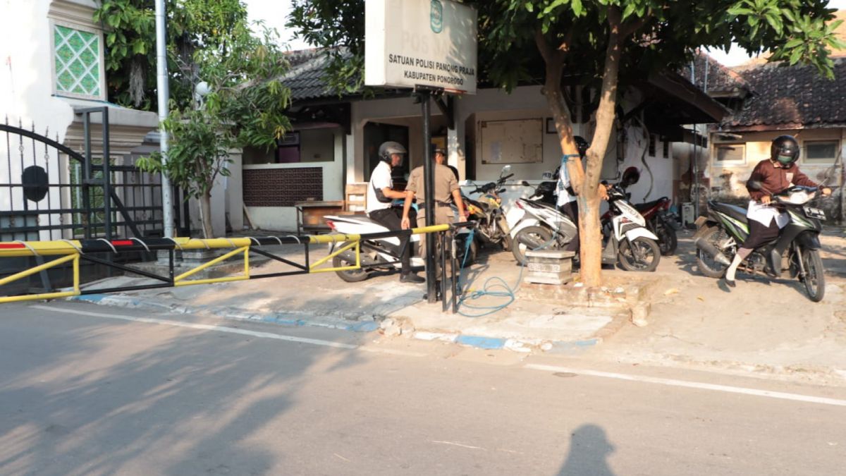 ASN menerobos palang pintu [ponorogo.suara.com/dedy.s]