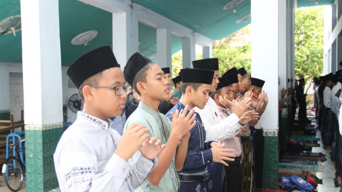 santri lakukan sholat gaib [ponorogo.suara.com/dedy.s]