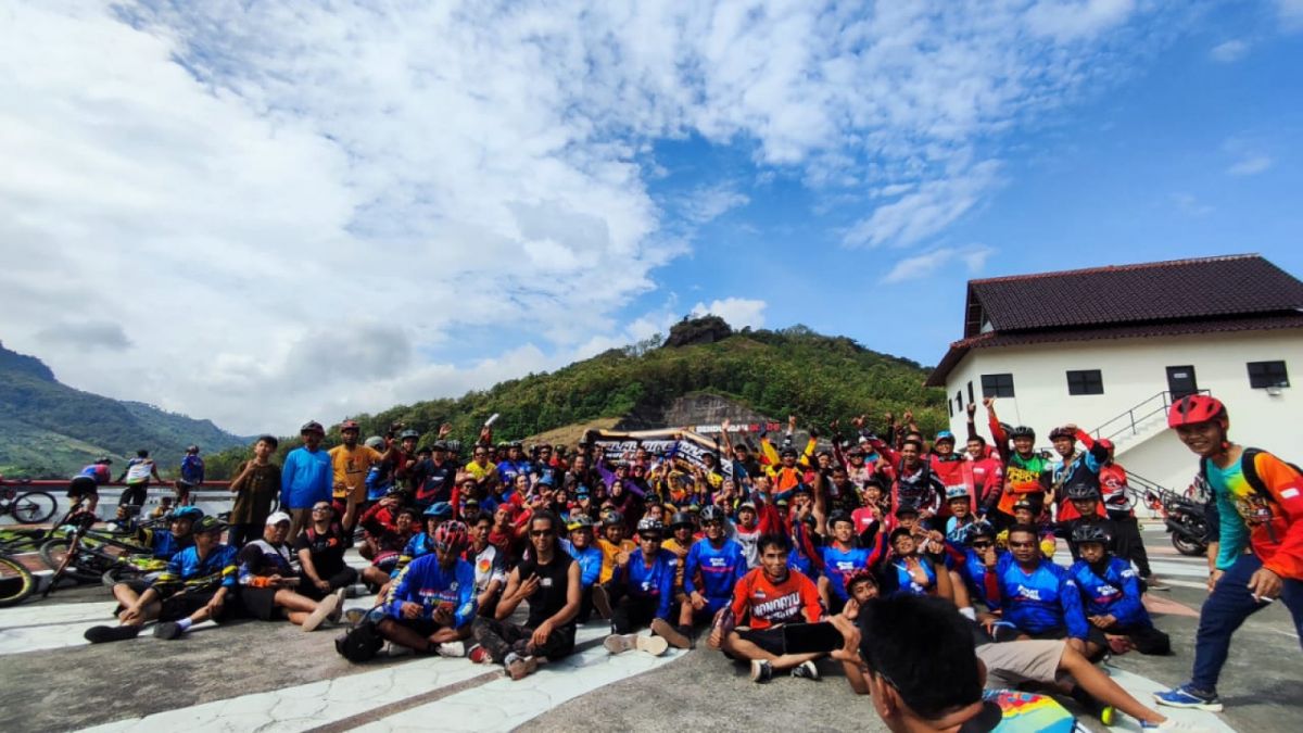 peserta finis di waduk bendo [ponorogo.suara.com/dedy.s]